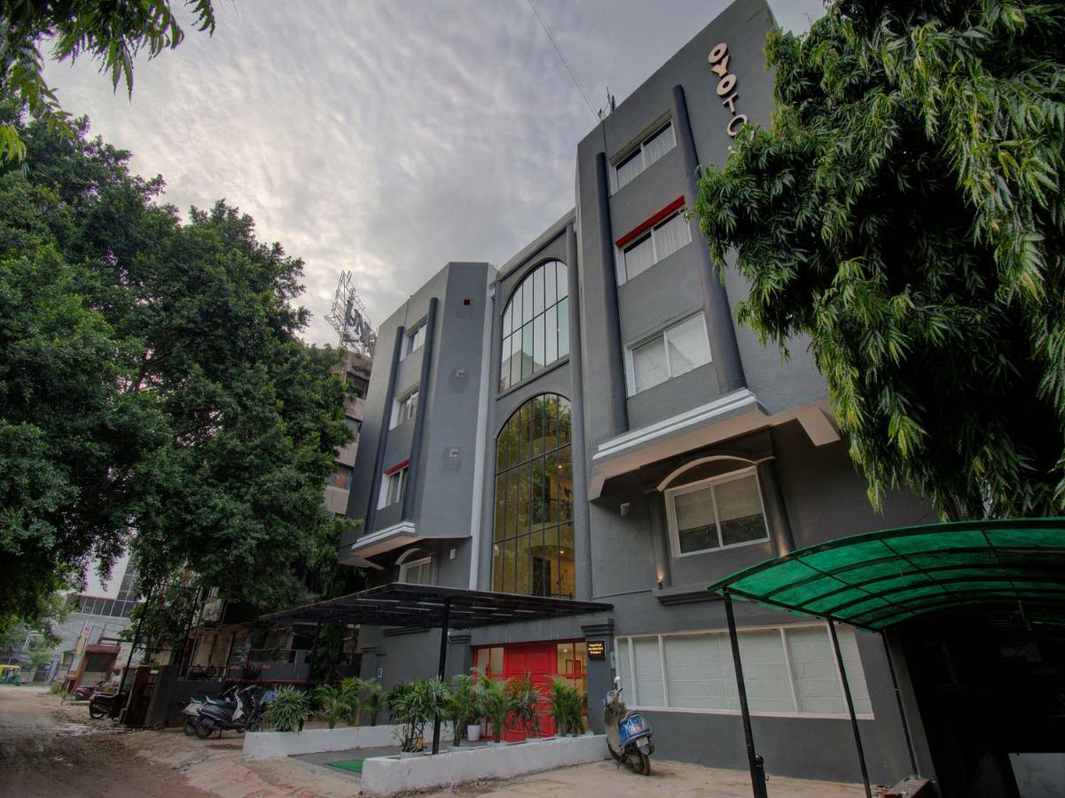 Oyo Townhouse 150 Shreyas Colony Hotel Ahmedabad Exterior foto
